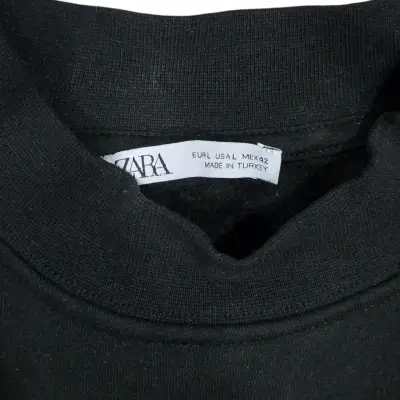 Polerón negro con diseño blanco - miniatura 2
