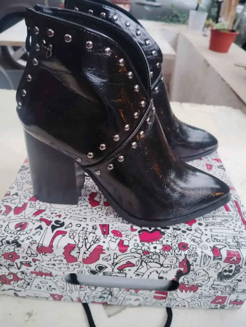 Botines negros con tachas marca Gota - 1