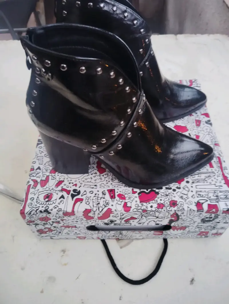 Botines negros con tachas marca Gota - 2