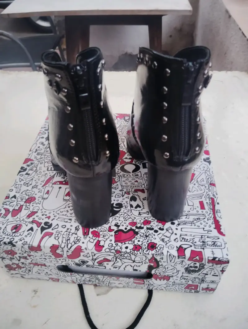 Botines negros con tachas marca Gota - 3
