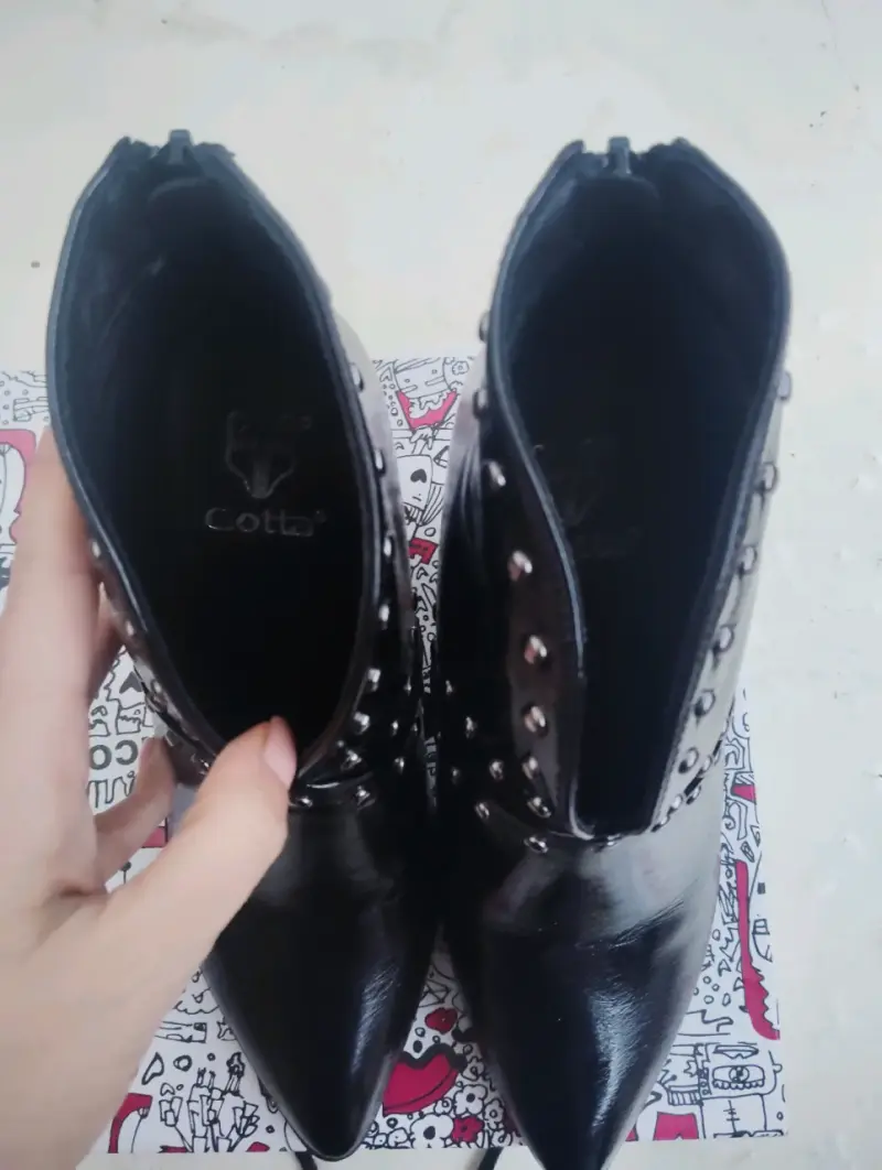 Botines negros con tachas marca Gota - 4