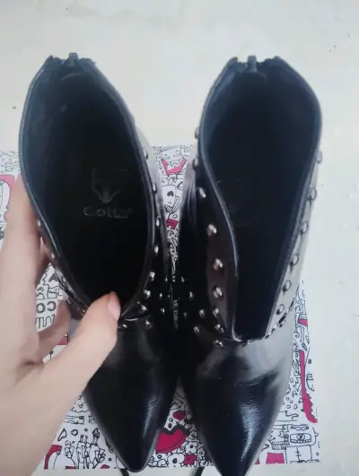 Botines negros con tachas marca Gota - miniatura 4