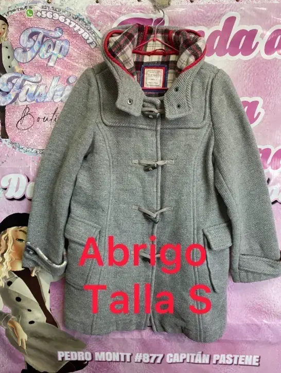 Abrigo gris con capucha