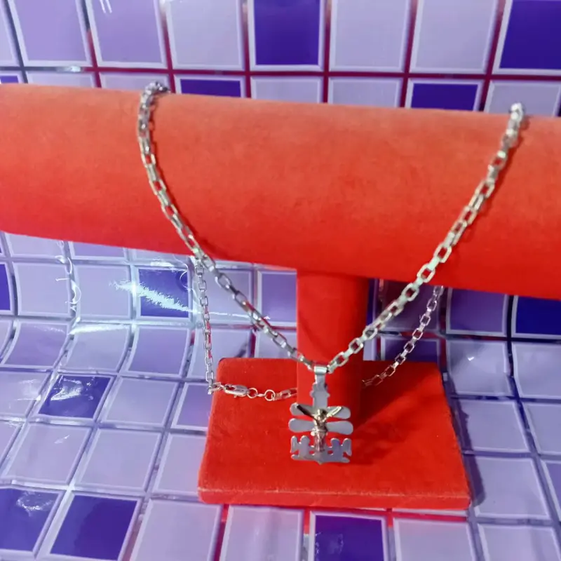Collar con colgante plateado
