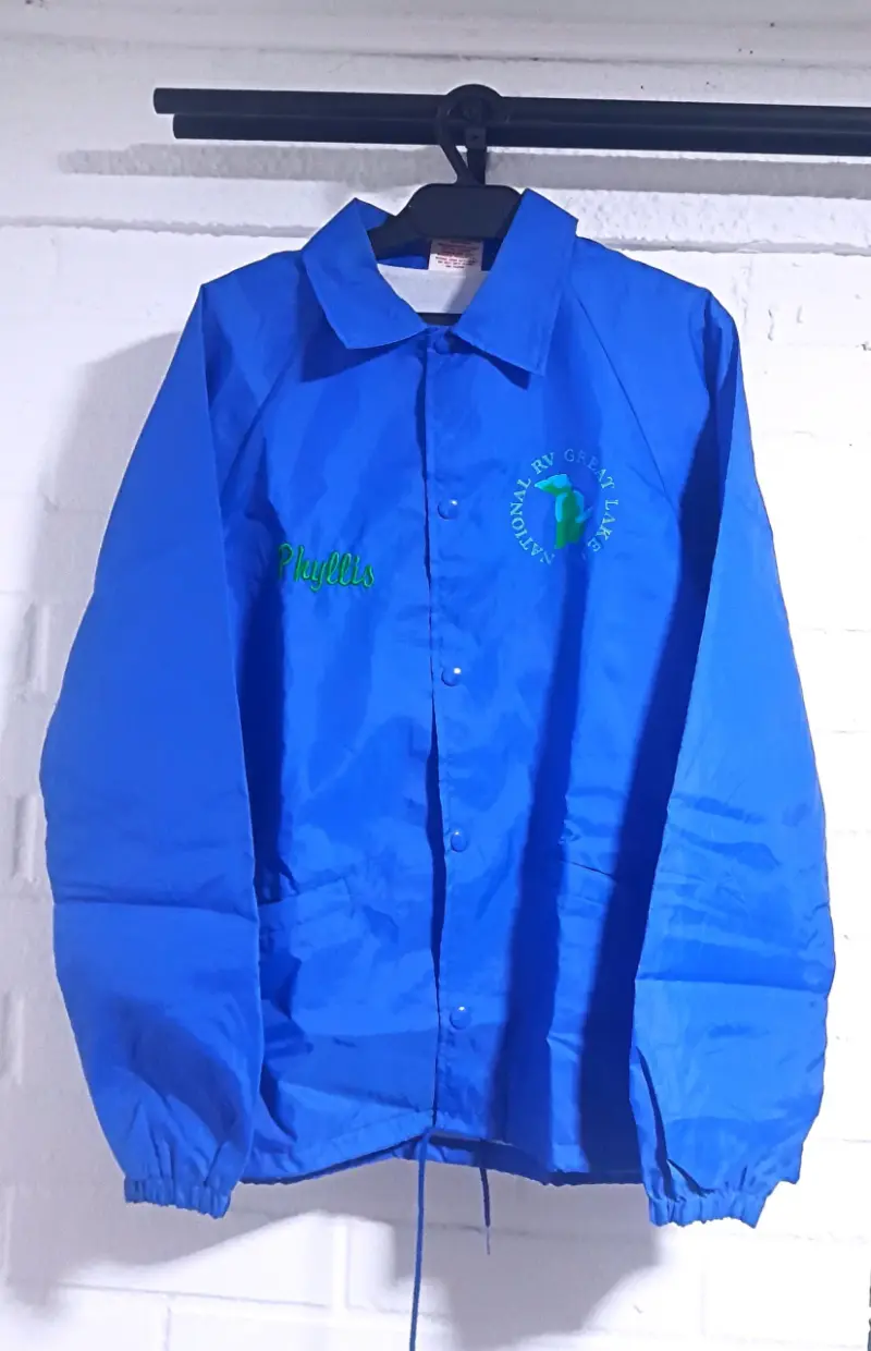 Cortaviento azul con logo - 1