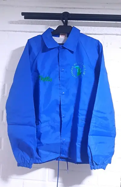 Cortaviento azul con logo - miniatura 1