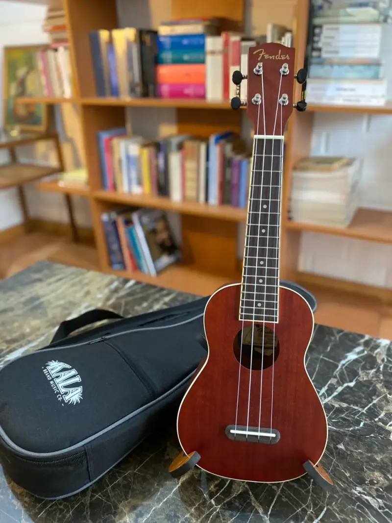 Ukulele Fender con funda - 1