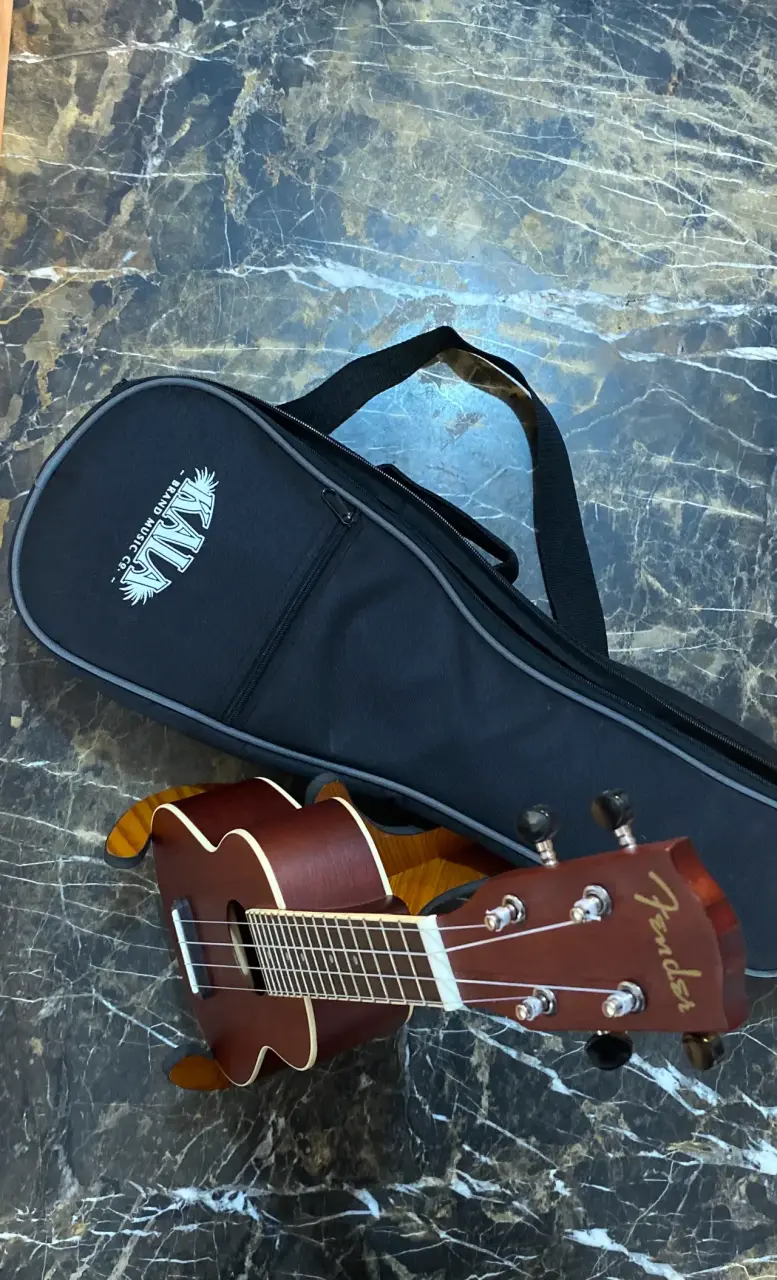 Ukulele Fender con funda - 4