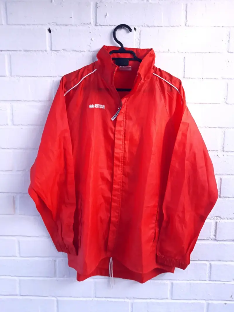 Cortaviento rojo