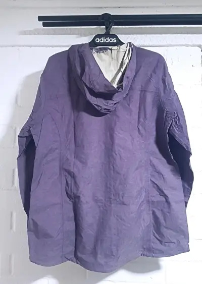 Chaqueta morada con capucha - miniatura 2
