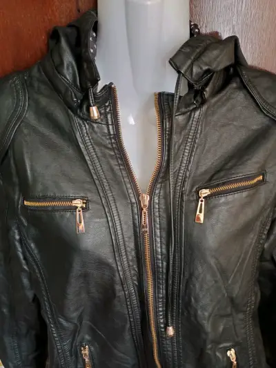 Chaqueta negra de ecocuero - miniatura 1