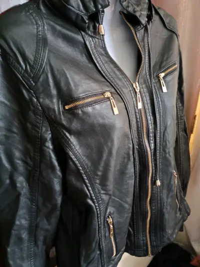 Chaqueta negra de ecocuero - miniatura 4