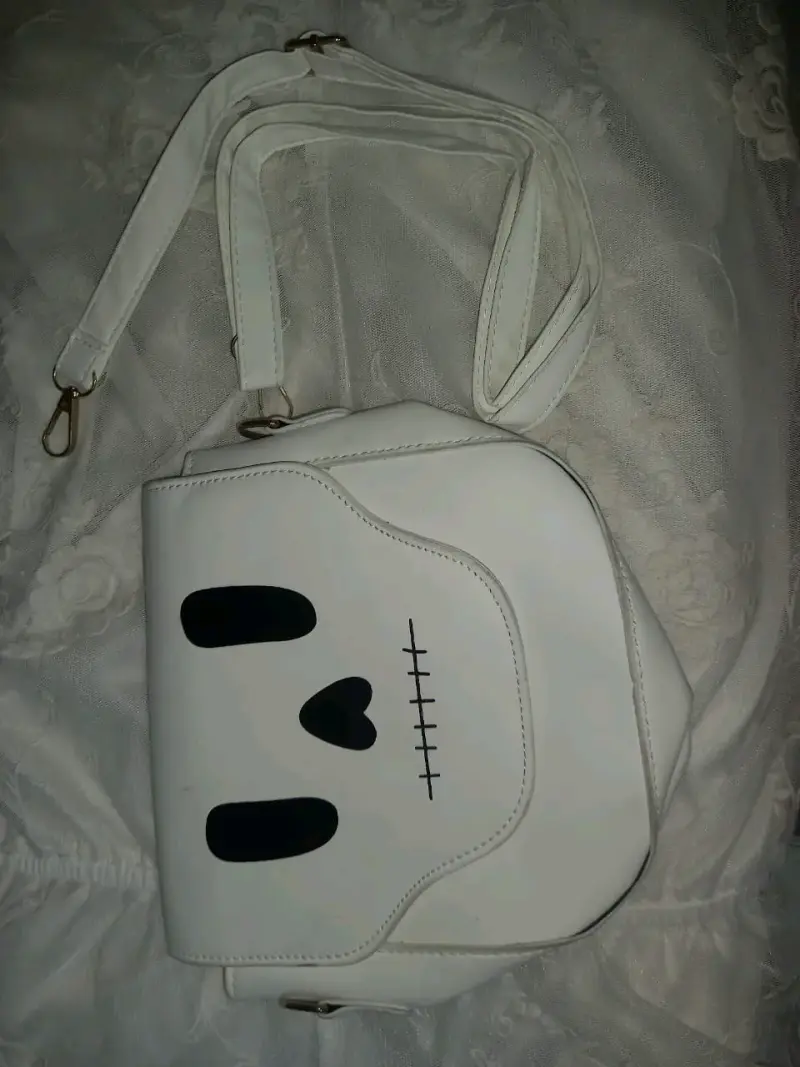 Cartera blanca con diseño de calavera - 1