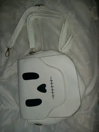 Cartera blanca con diseño de calavera - miniatura 1