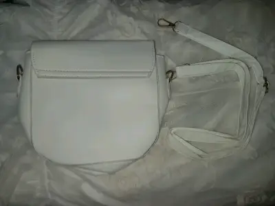 Cartera blanca con diseño de calavera - miniatura 2