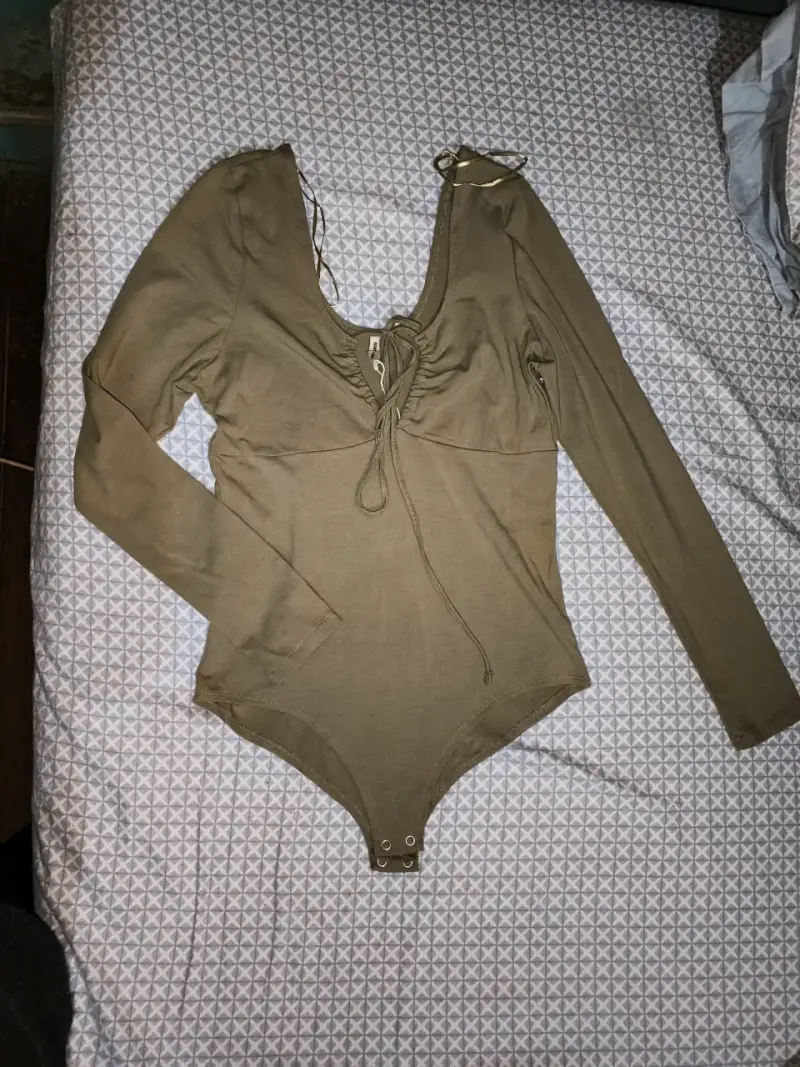 Body verde oliva con cordones - 2