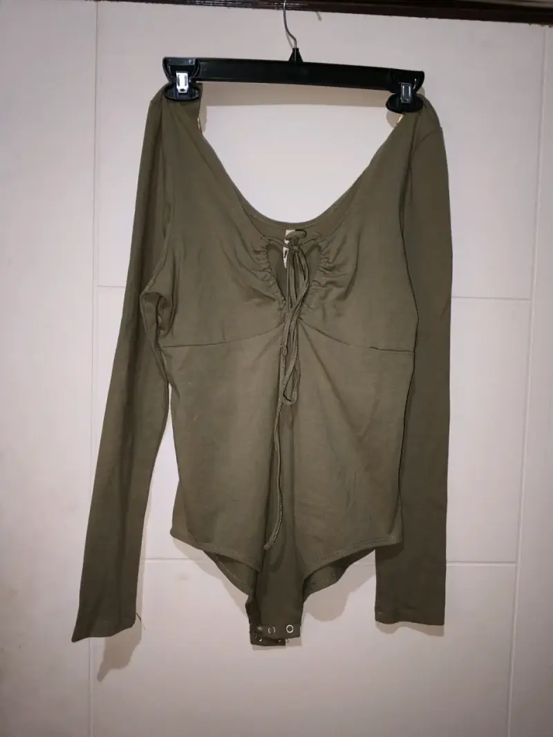 Body verde oliva con cordones - 3