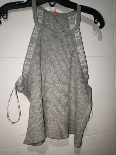 Polera deportiva gris sin mangas - miniatura 2