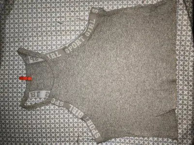 Polera deportiva gris sin mangas - miniatura 3