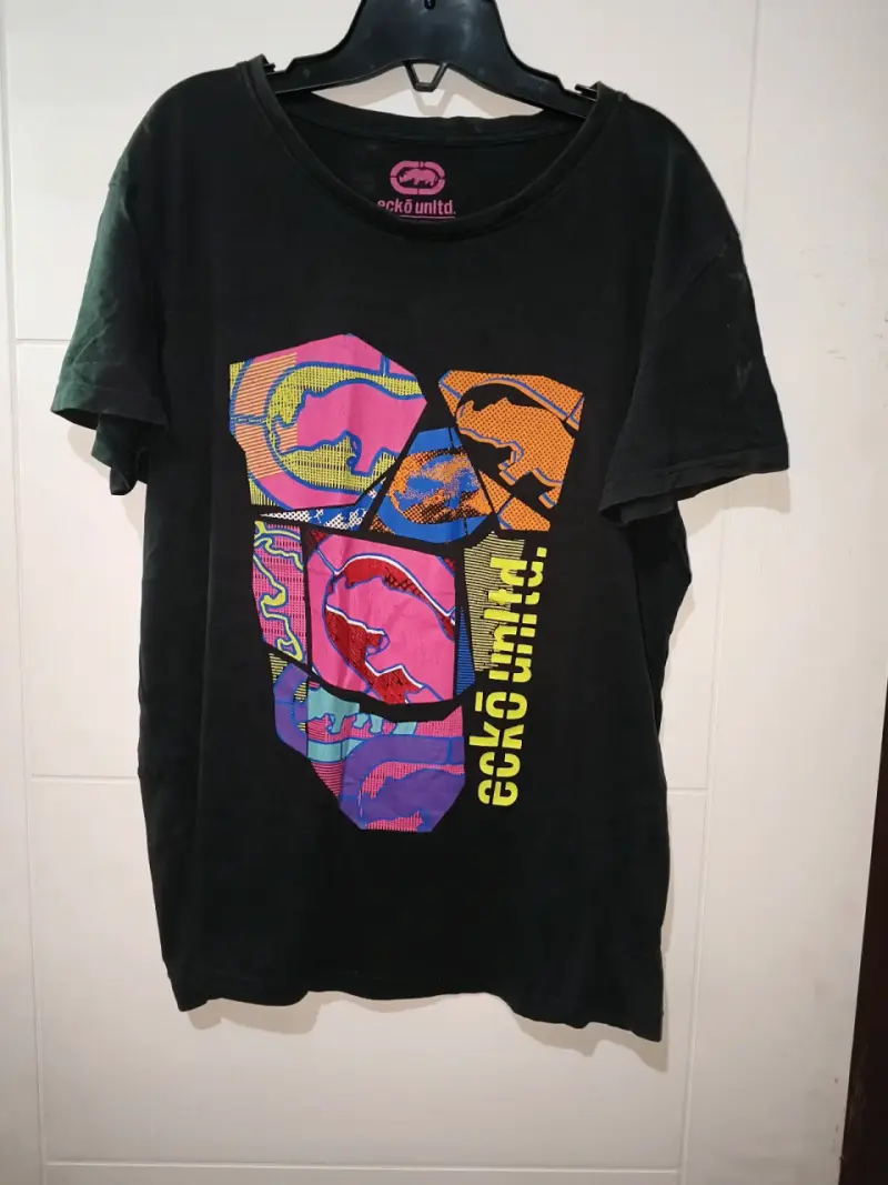 Polera negra con diseño gráfico - 2