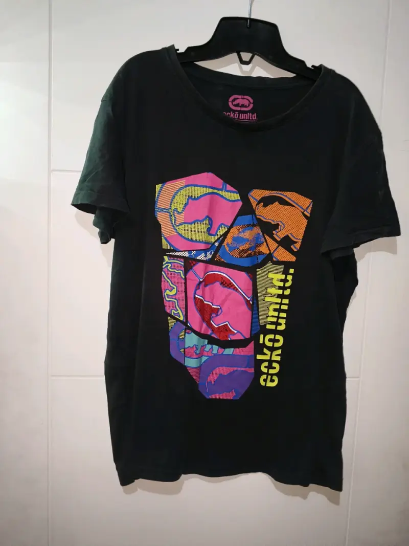 Polera negra con diseño gráfico - 3