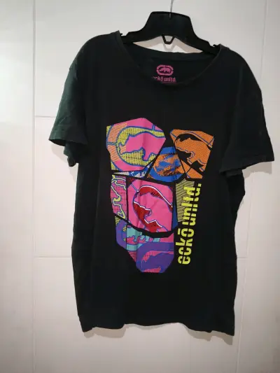 Polera negra con diseño gráfico - miniatura 3
