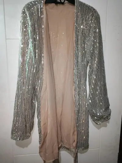 Vestido corto plateado con lentejuelas - miniatura 2