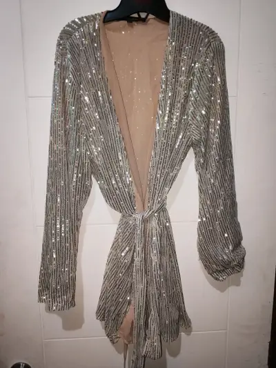 Vestido corto plateado con lentejuelas - miniatura 3