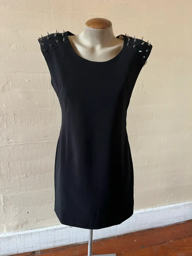 Vestido negro con tachas - 1