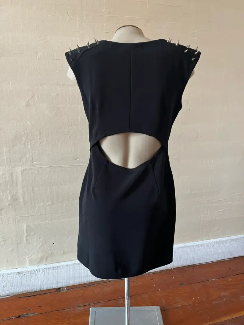 Vestido negro con tachas - 2