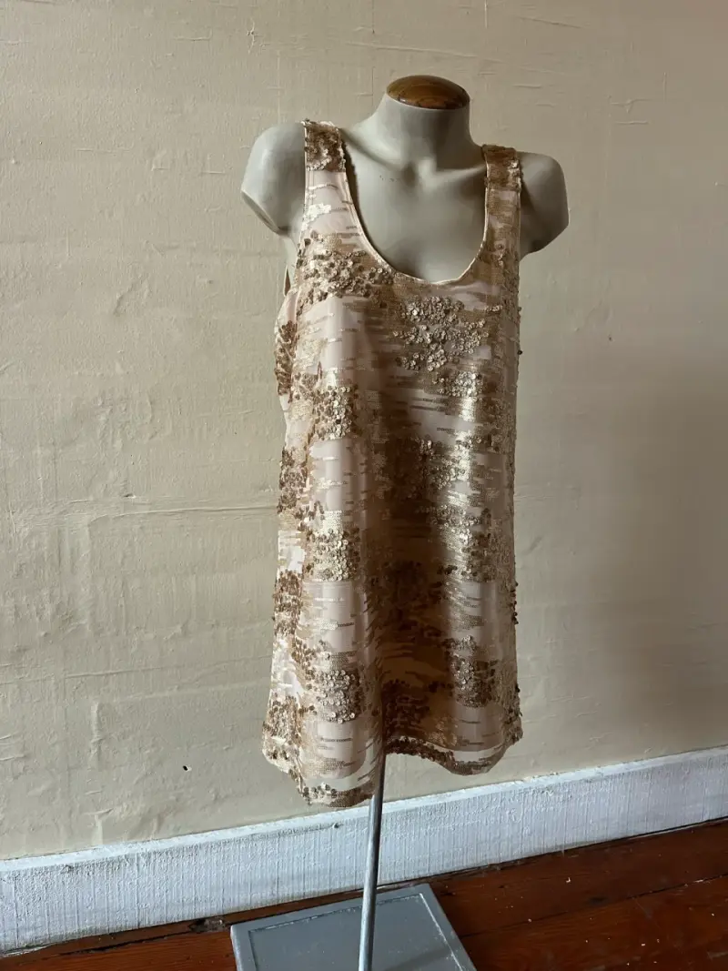 Vestido dorado con lentejuelas - 1