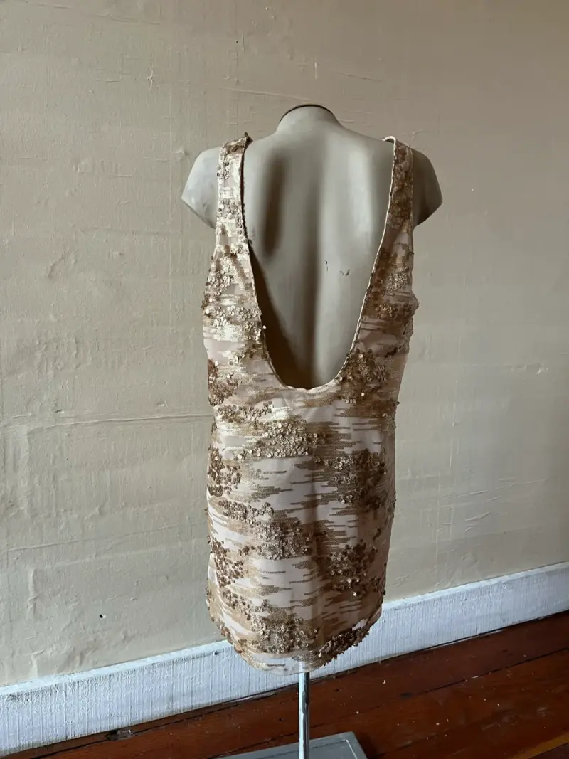 Vestido dorado con lentejuelas - 2