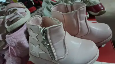 Botas rosadas de bebé con estrellas - miniatura 1