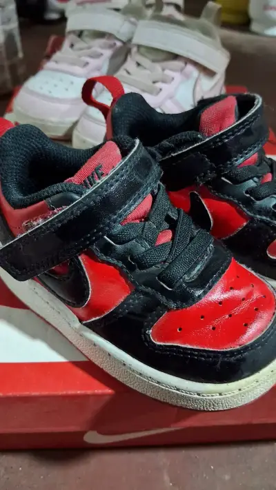 Zapatillas Nike niño rojas y negras t21 - miniatura 1