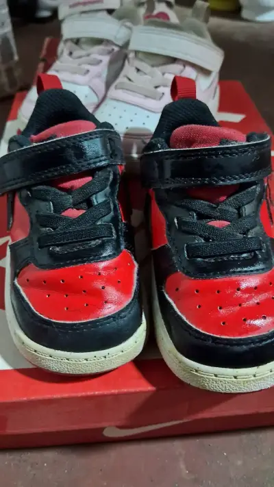 Zapatillas Nike niño rojas y negras t21 - miniatura 2