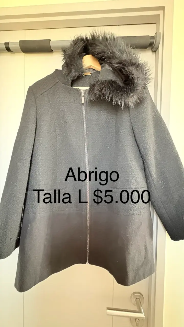 Abrigo negro con capucha - 1