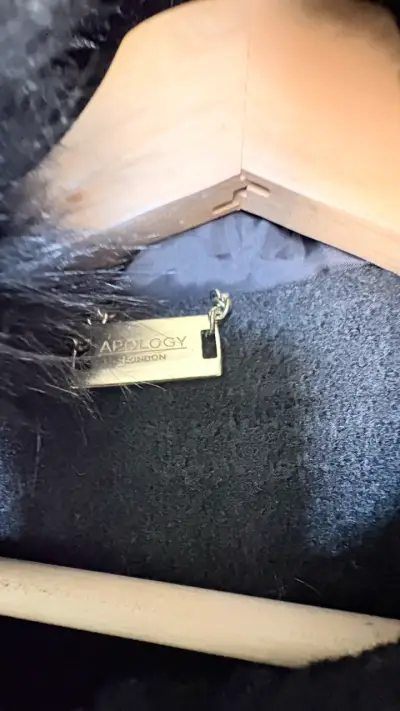 Abrigo negro con capucha - miniatura 3