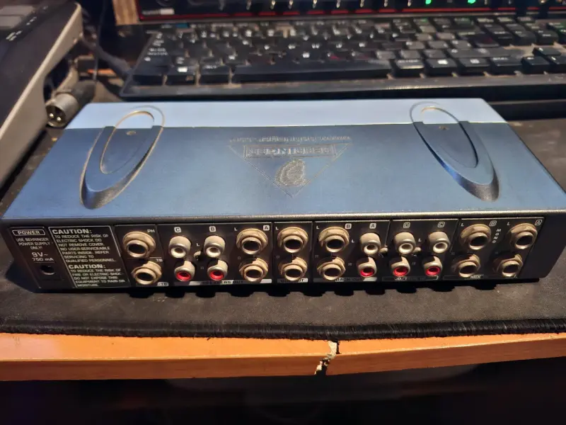 Behringer MiniMON MON800 Controlador de Monitores - 3