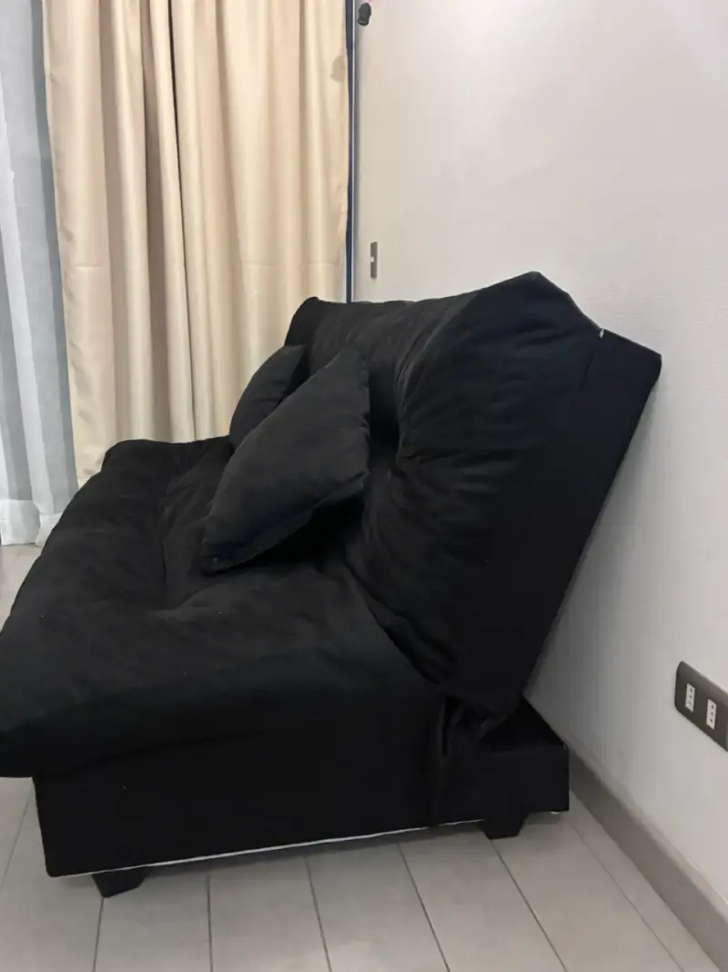 Sofá cama negro con cojines y 2 Puga - 2
