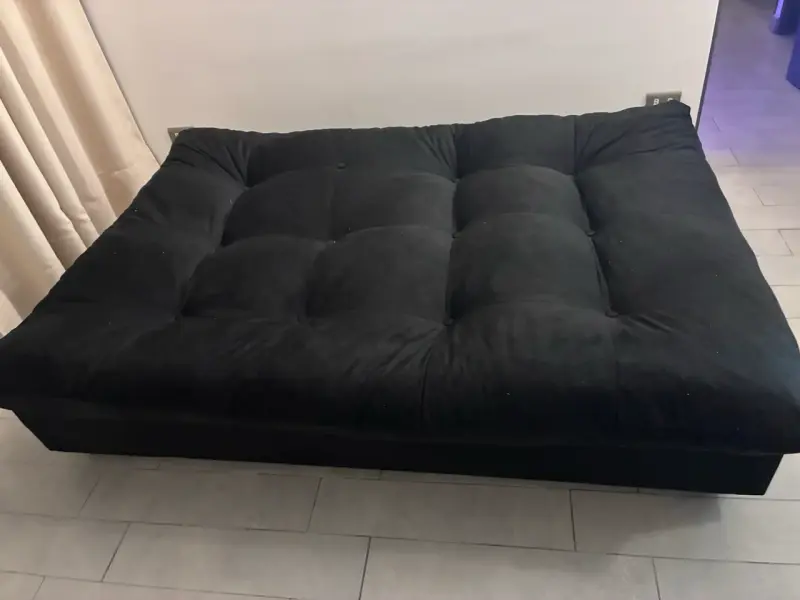 Sofá cama negro con cojines y 2 Puga - 3