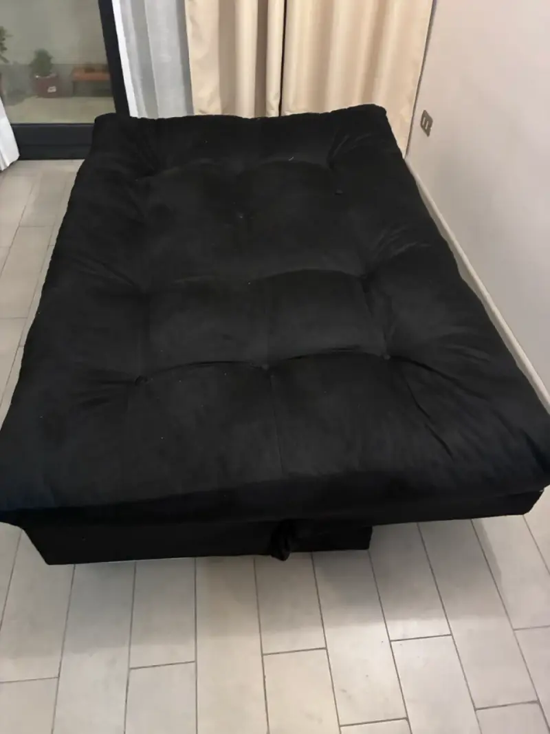 Sofá cama negro con cojines y 2 Puga - 4