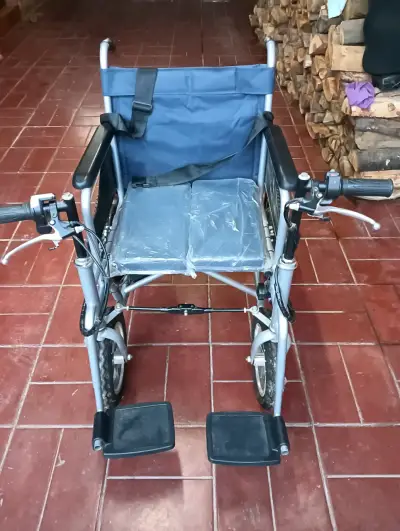 Silla de ruedas eléctrica - miniatura 1