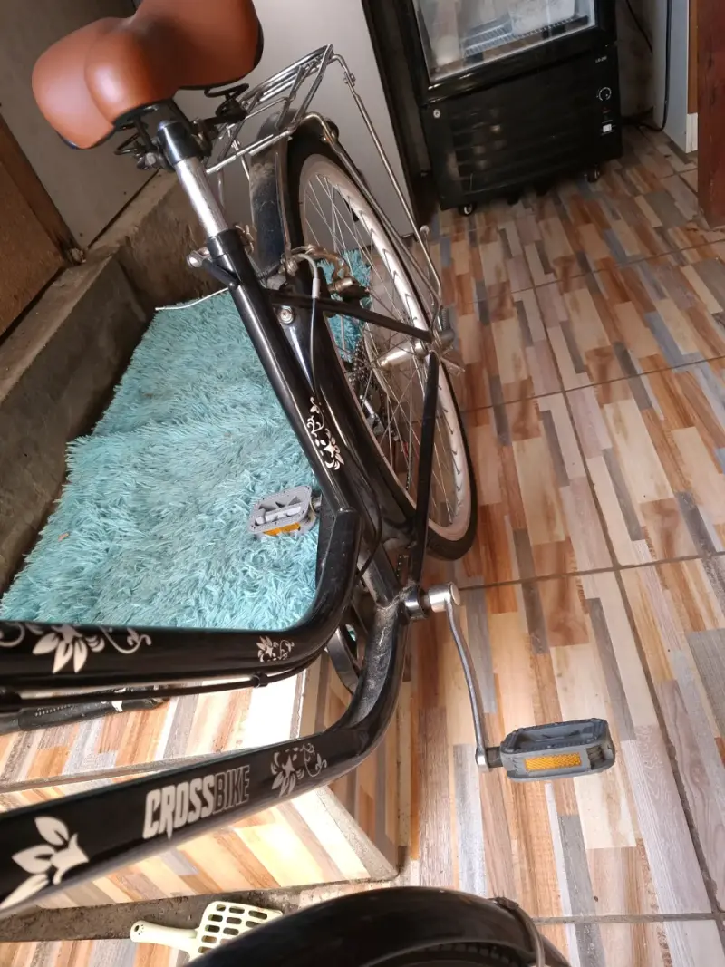 Bicicleta urbana vintage negra - 3