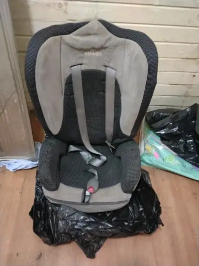 Silla de auto infantil gris - miniatura 1