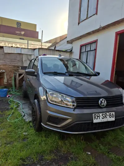 Auto Volkswagen gris en buen estado - miniatura 1