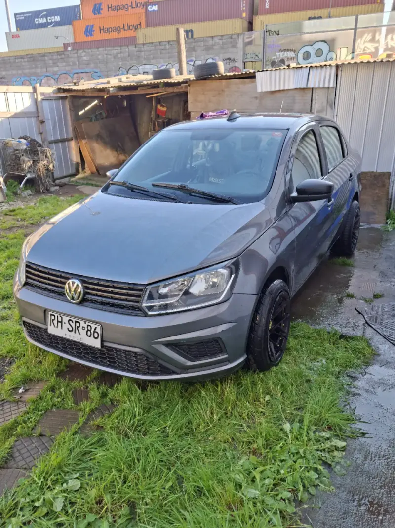 Auto Volkswagen gris en buen estado - 2