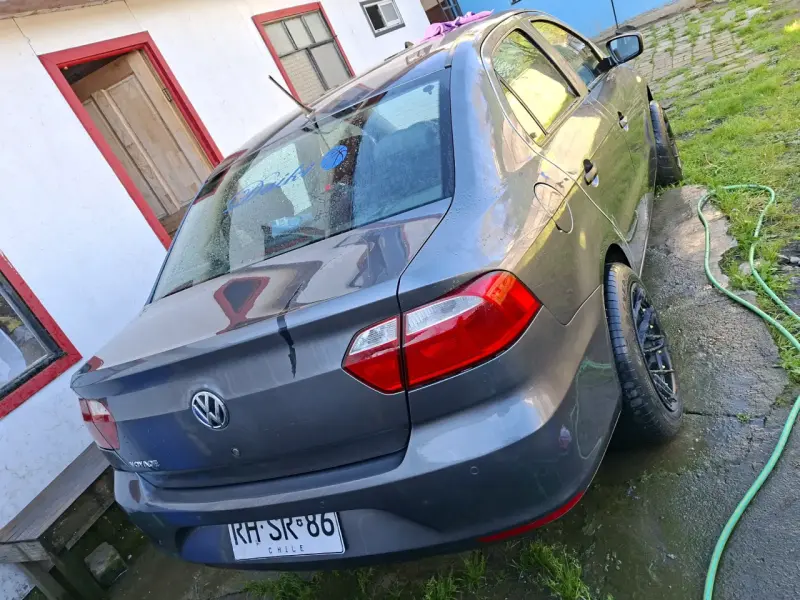 Auto Volkswagen gris en buen estado - 3