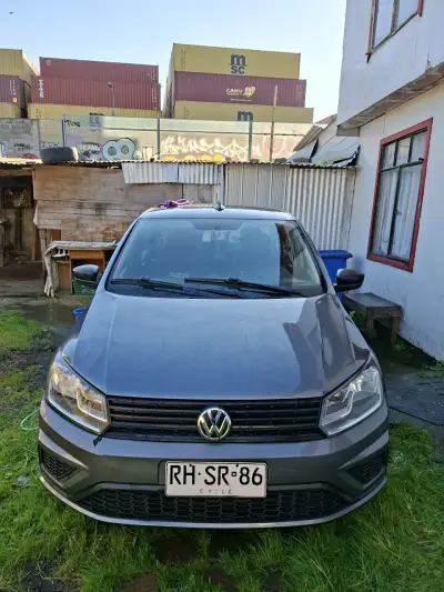 Auto Volkswagen gris en buen estado - miniatura 4