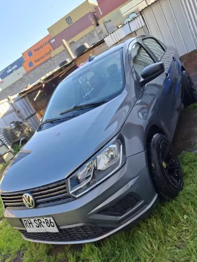Auto Volkswagen gris en buen estado - miniatura 5