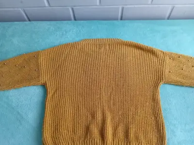 Suéter mostaza con perlas - miniatura 3